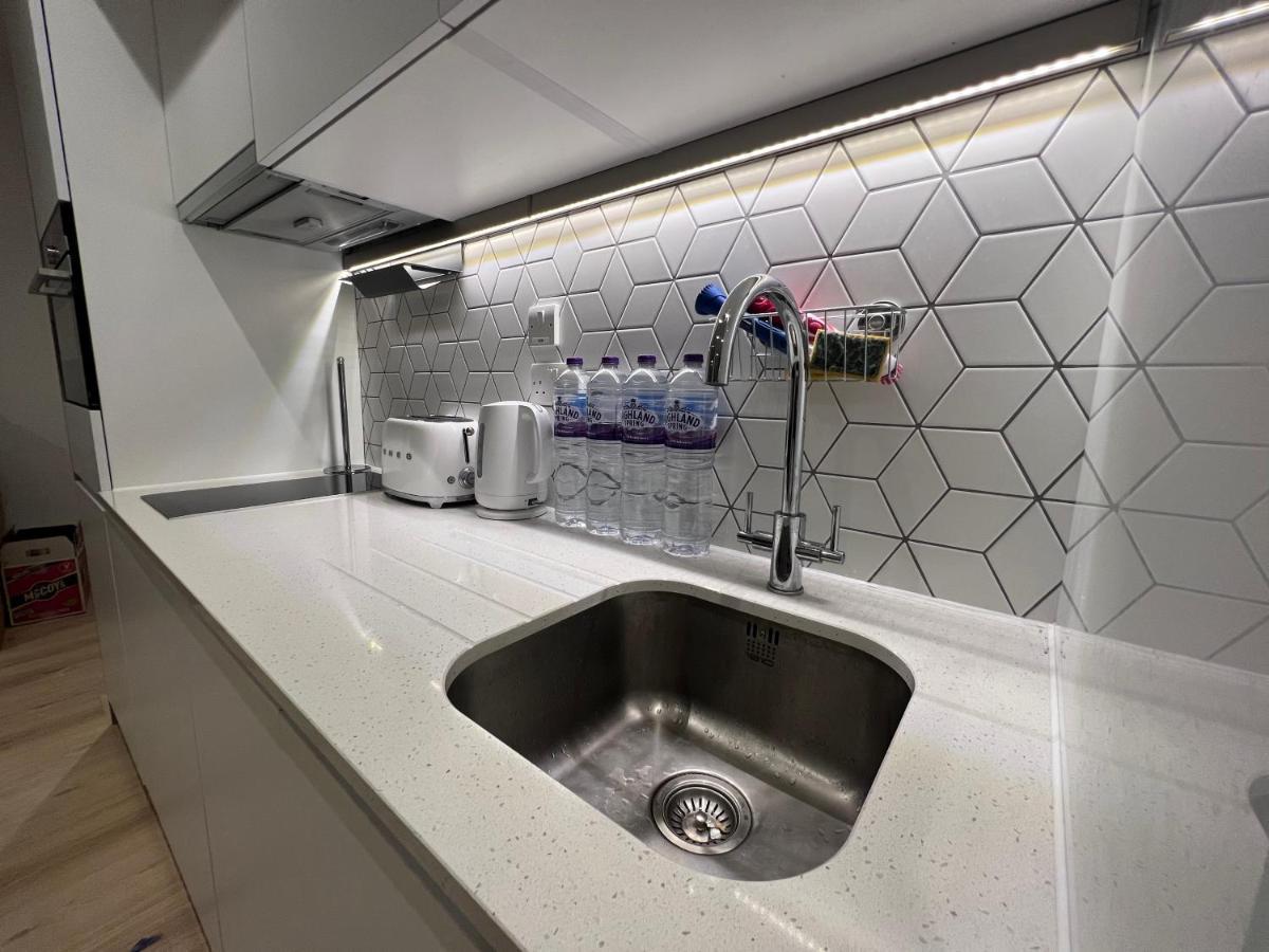 London Luxxe Suites & Apartments - London Heathrow Airport, Terminal 1 2 3 4 5 히드로 외부 사진