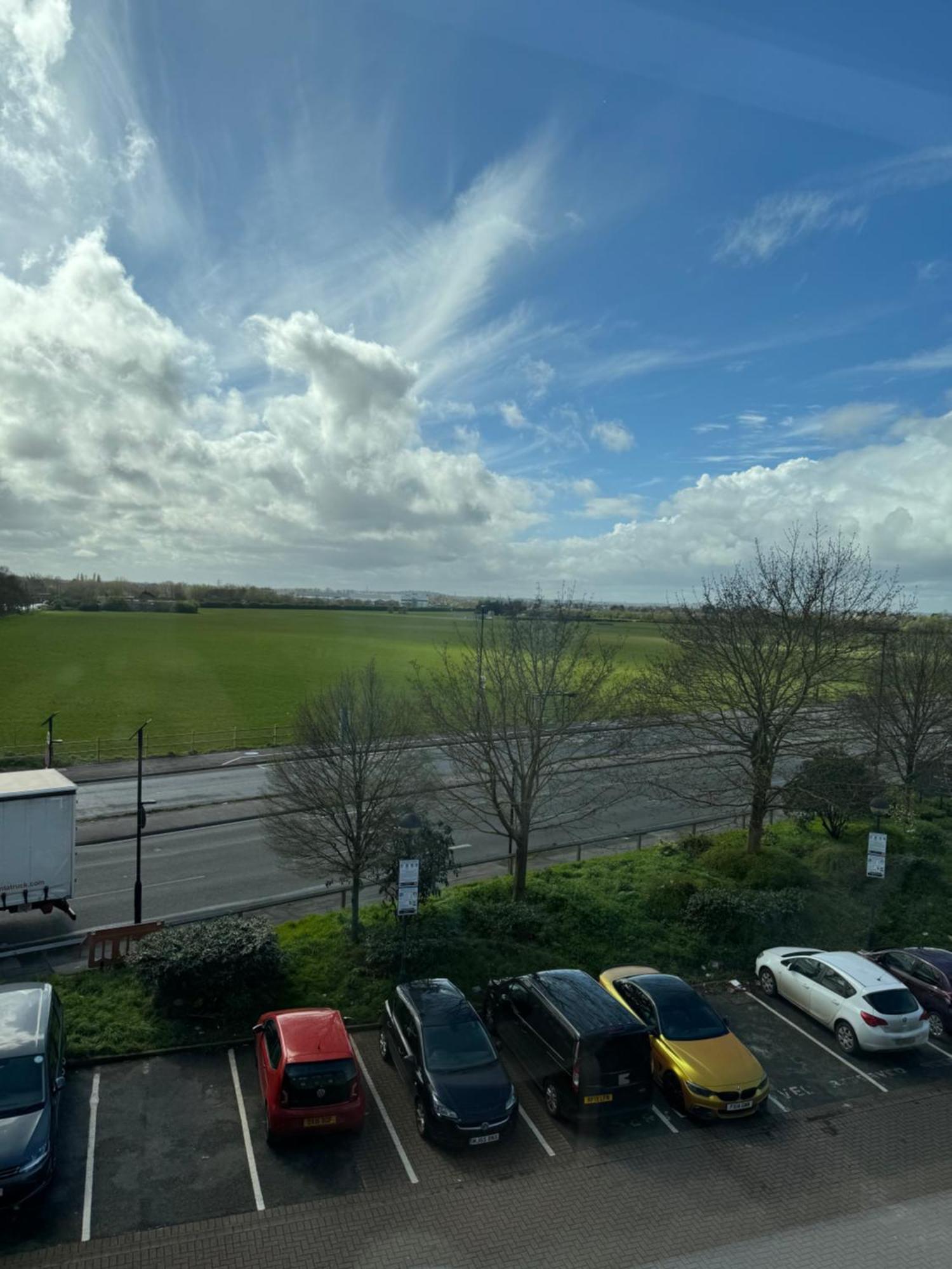 London Luxxe Suites & Apartments - London Heathrow Airport, Terminal 1 2 3 4 5 히드로 외부 사진