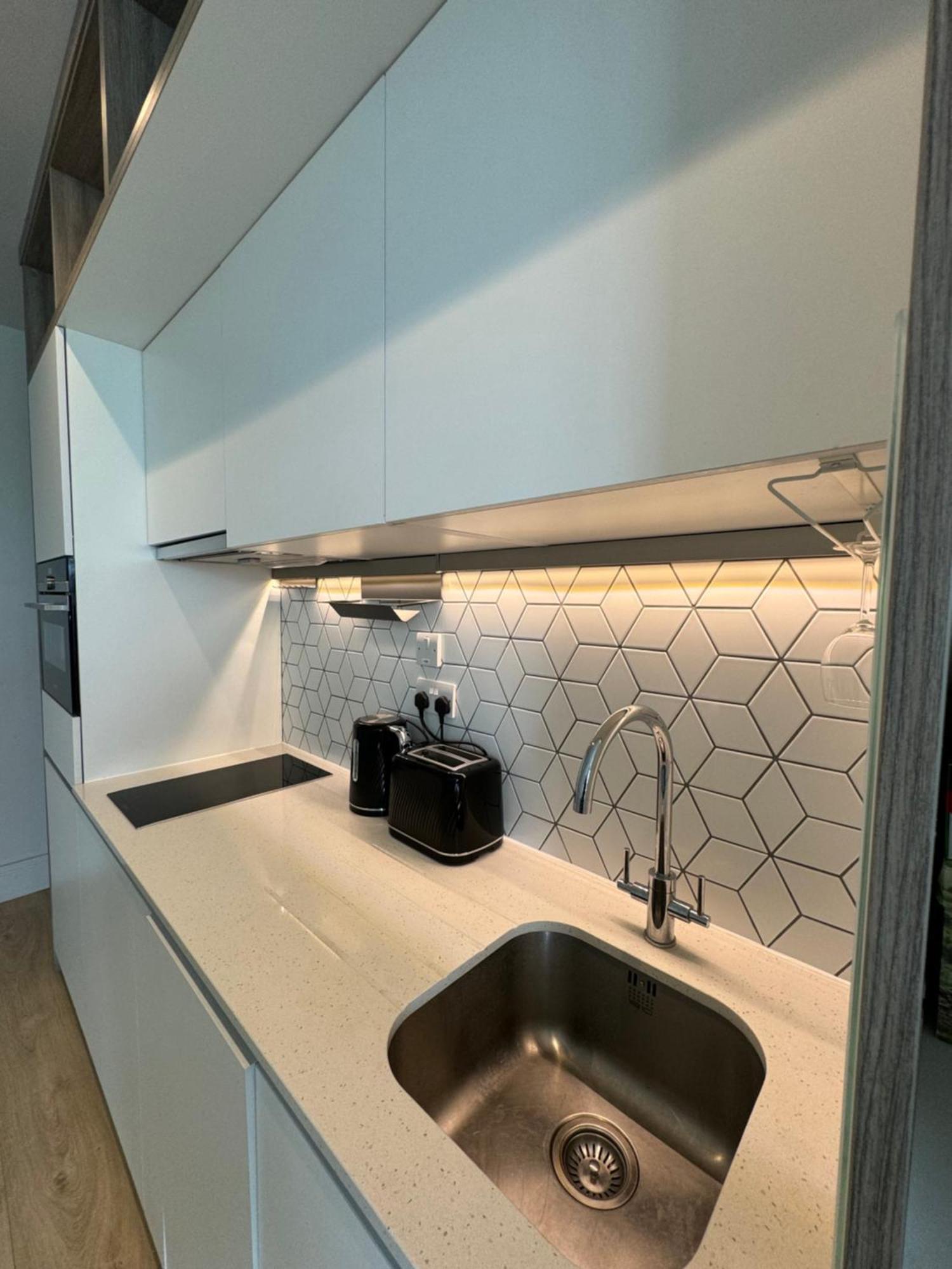 London Luxxe Suites & Apartments - London Heathrow Airport, Terminal 1 2 3 4 5 히드로 외부 사진